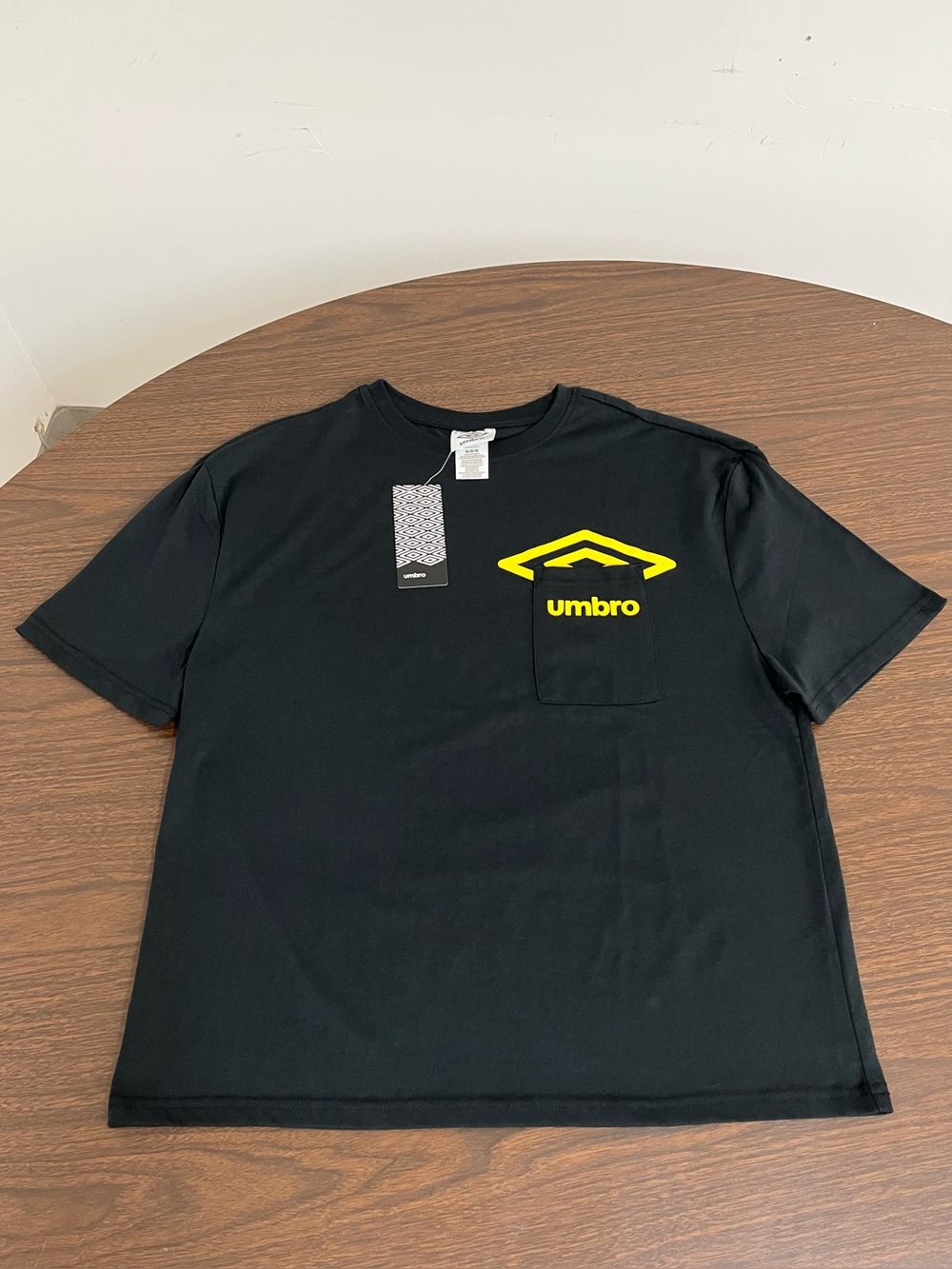 Umbro Mens M Black Pocket T-Shirt Yellow Logo NWT New With Tags Soccer
